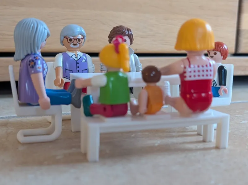Familientisch-Playmobil Maßstab