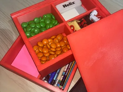 Stackable desk tidy with sliding top 