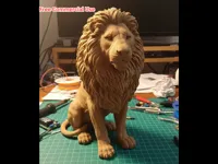 Statue semi-réaliste de lion — savane africaine — photo 1