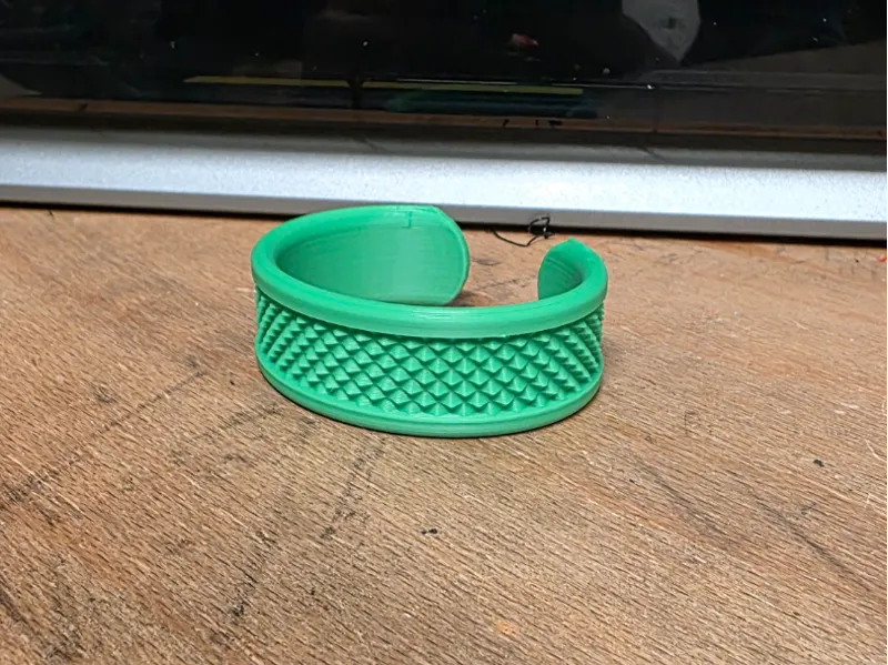 Knurled bracelet