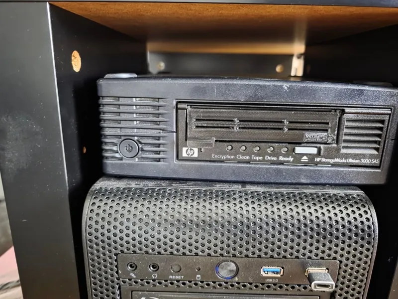 HP StorageWorks Ultrium 3000 SAS door