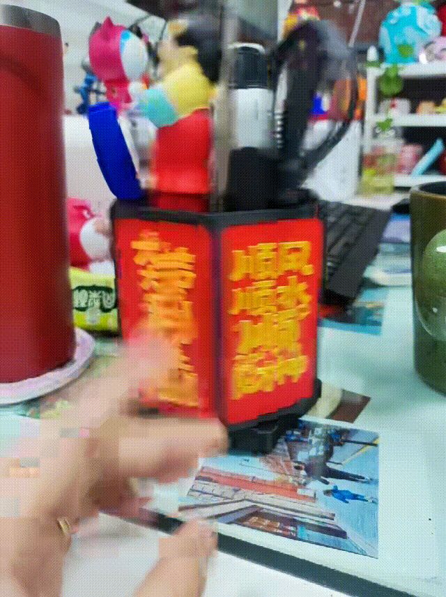 可更换祝福语的旋转笔筒