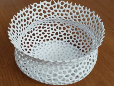 Scalable Low Voronoi Vase