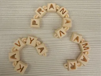 Articulated customizable keychain