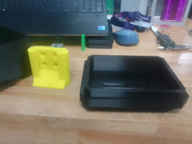 caja  de 15 x20 cm para instalar a la pared 