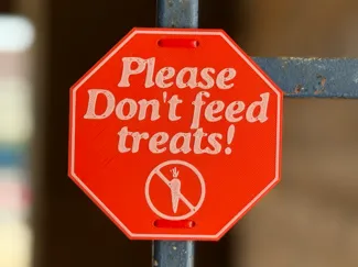 Please Don't Feed Treats Stall sign