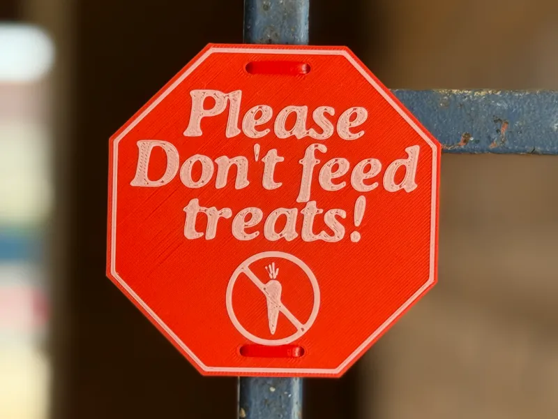 Please Don't Feed Treats Stall sign