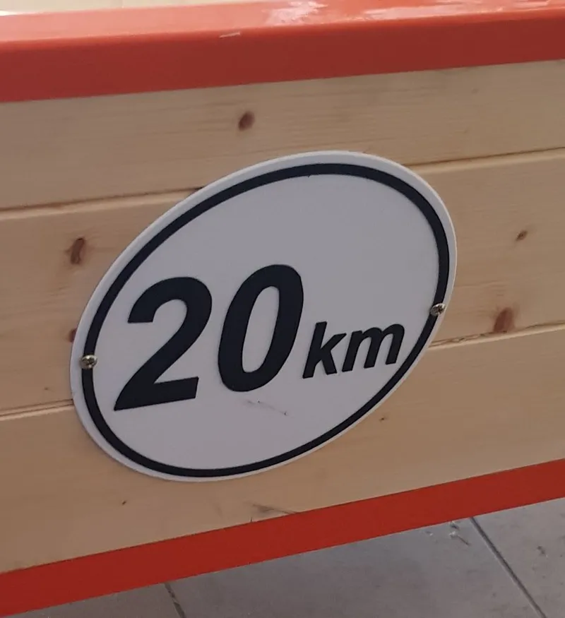20km Schild für Landmaschinen