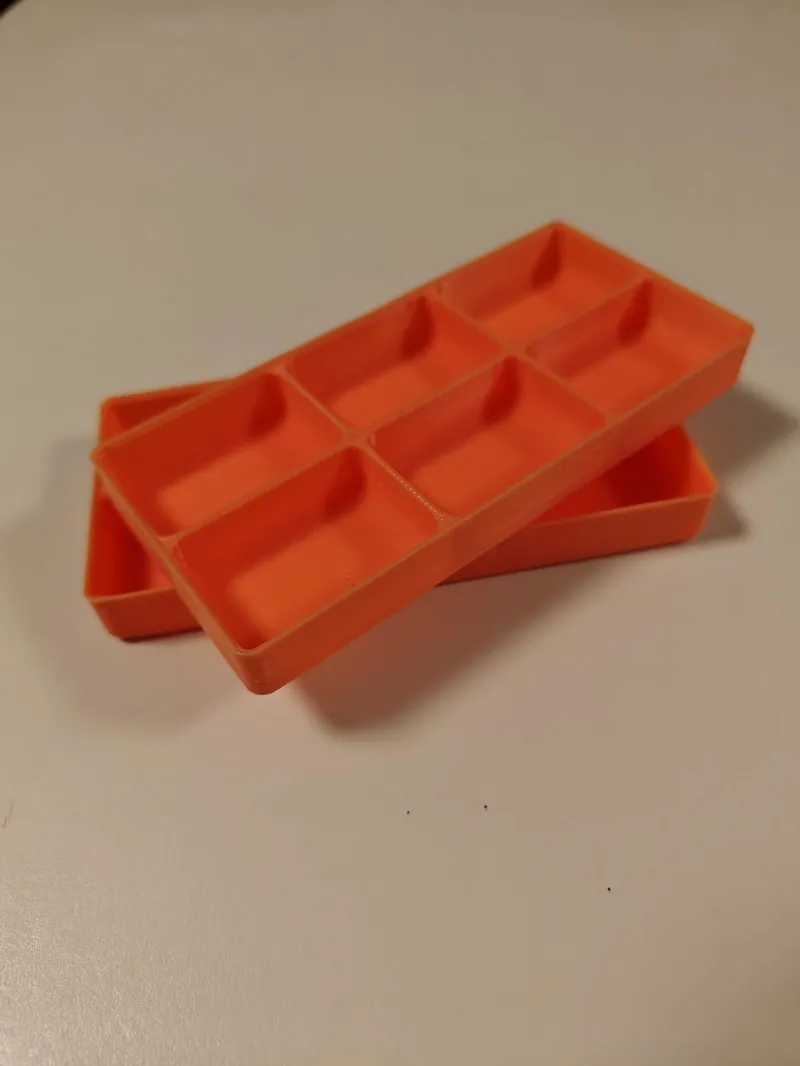Stackable screw tray 6 or 8 compartment