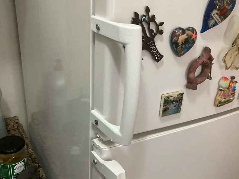 Refrigerator door handler