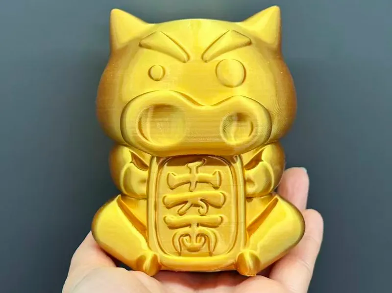 蜡笔小新-不理不理左卫门(肥嘟嘟左卫门)-千万两金币坐姿-新年金猪桌面摆件-招财可爱精致送人礼物呆萌