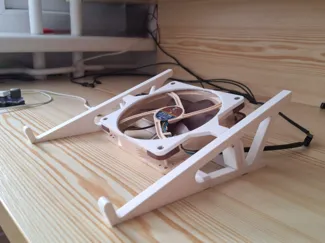 Stand for 15,6 inch laptop with optional cooling