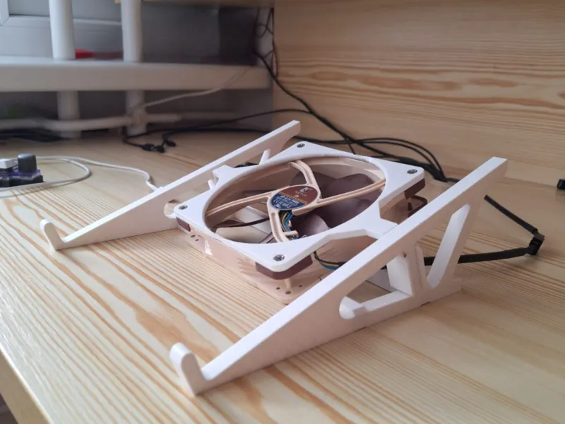 Stand for 15,6 inch laptop with optional cooling