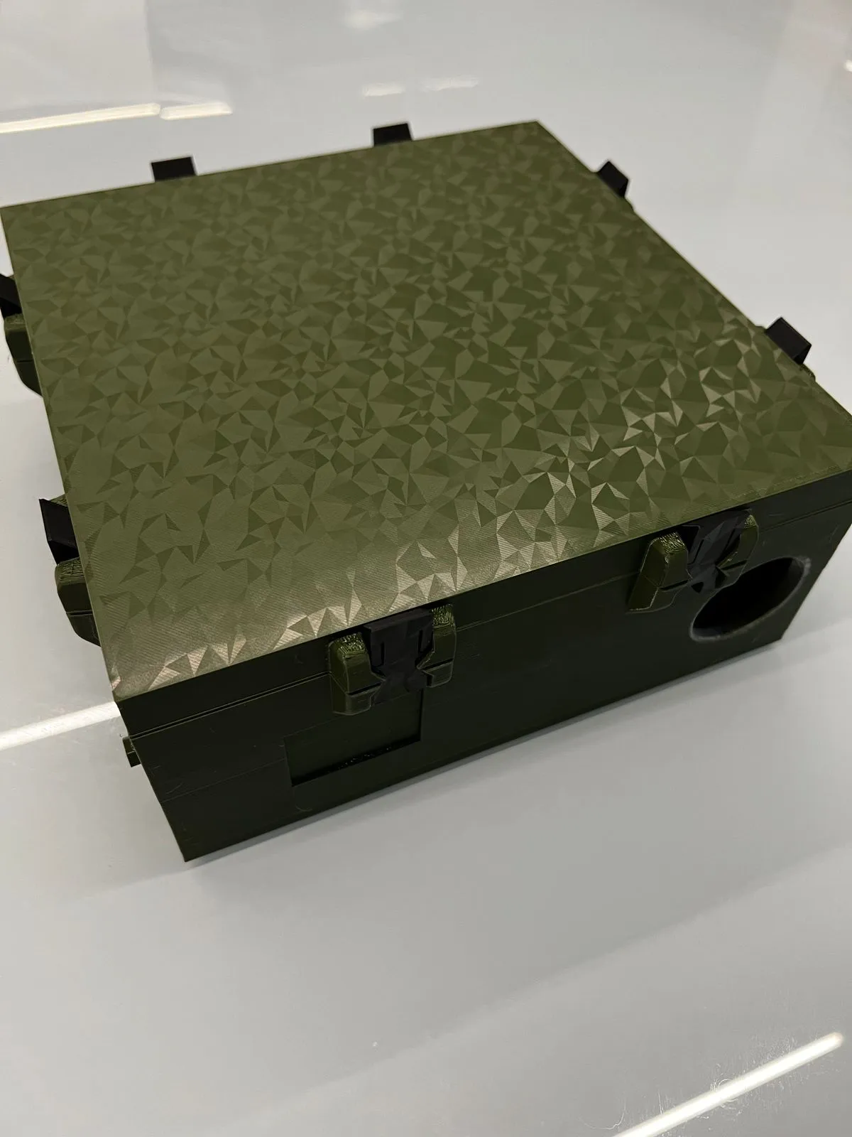 There are 8 latches spread across the lid to improve the hermetic seal, along with a TPU printed gasket to help minimize humidity as much as possible