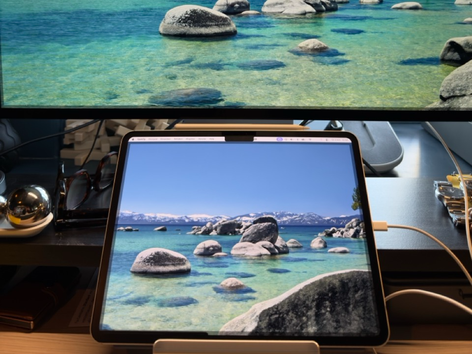 IPad Studio display stand for IKEA Berghult shelf