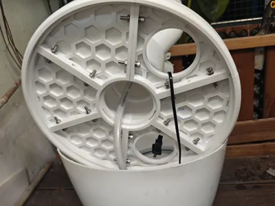 Hydroponic tower bucket lid adapted for a bucket diameter of 35cm
