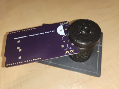 Embossed PCB clamp mitt magnet