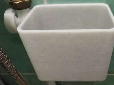 Container with pipe mount