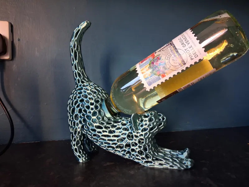 Stretching cat wine holder