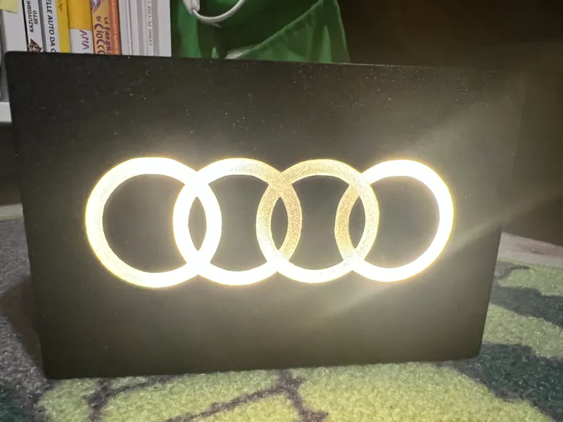 piccola lampada con logo Audi