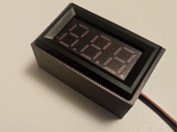 Boîtier pour voltmètre numérique