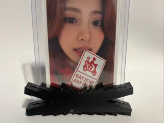 le sserafim photocard display 