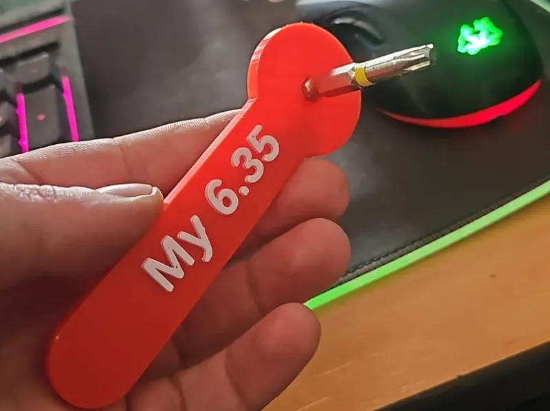 Customizable wrench for nuts and screw bits