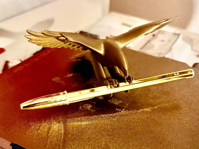 Eagle pen holder