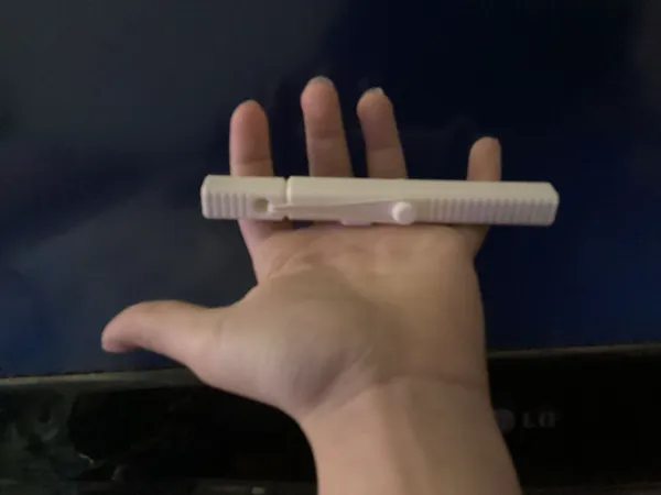 Stylo bloc fidget façon pistolet-jouet
