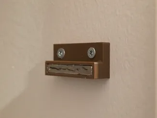 Bar magnet wall mount