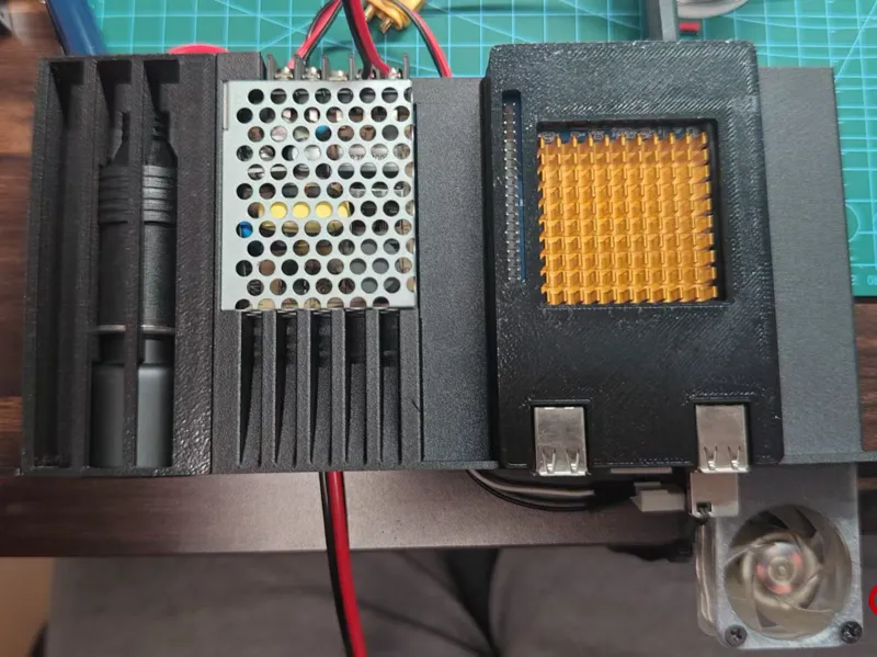 家庭机柜第三层，包含小米点烟器充电器、明纬5V电源、OrangePi Plus 2