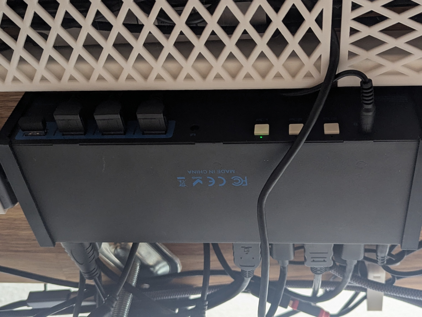 KVM Switch mount CMSTEDCD VPFET 3 Displays 3x3 4x3