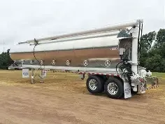1:64 auger feed trailer