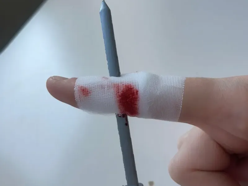 Nagel durch Finger Prank