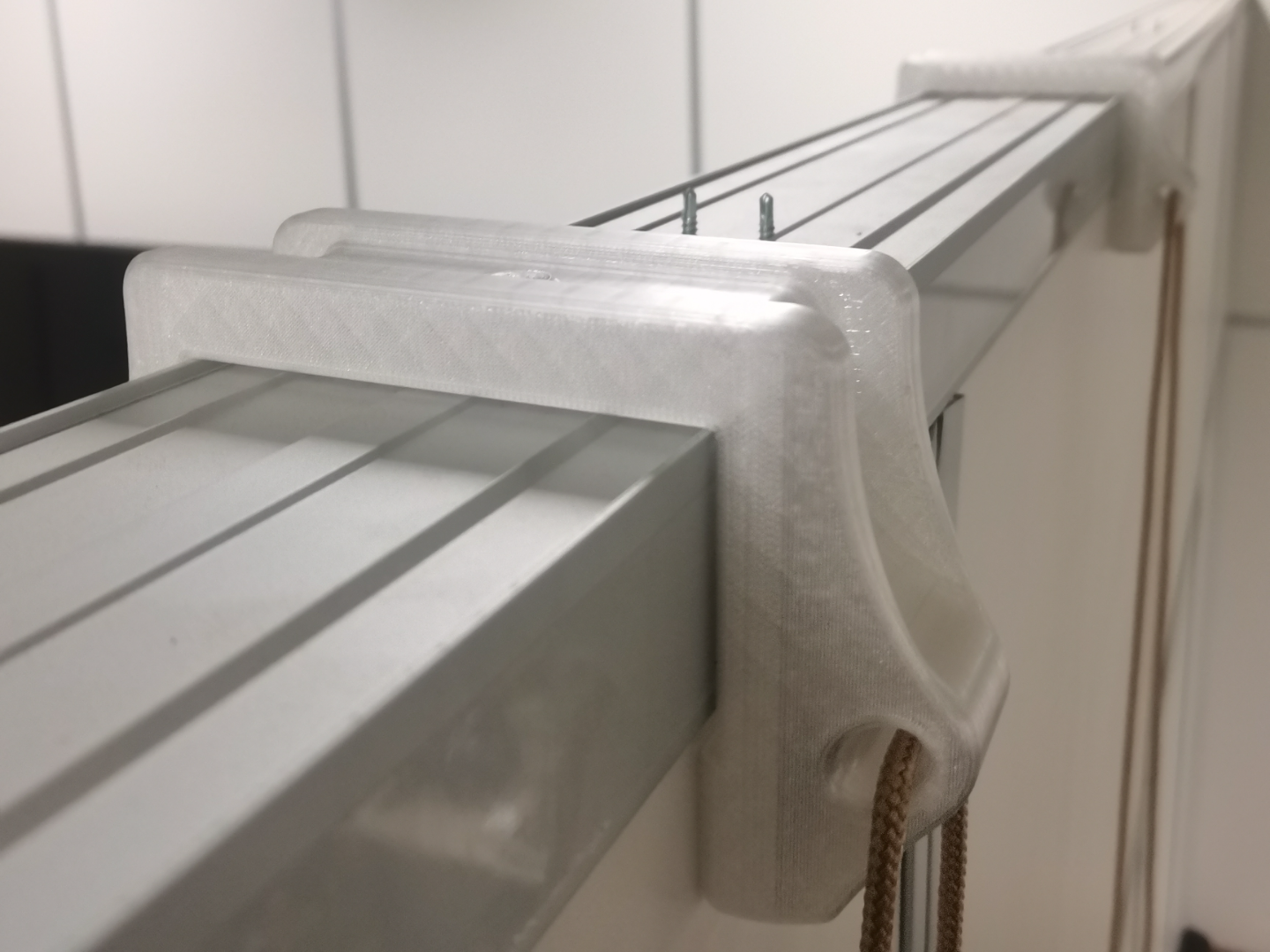 隔断墙顶部挂扣