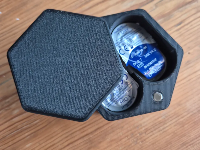 Daly lens case swivel top