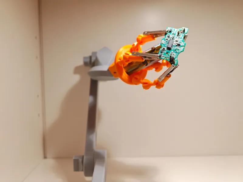Helping hands adapters for modular articulated arm