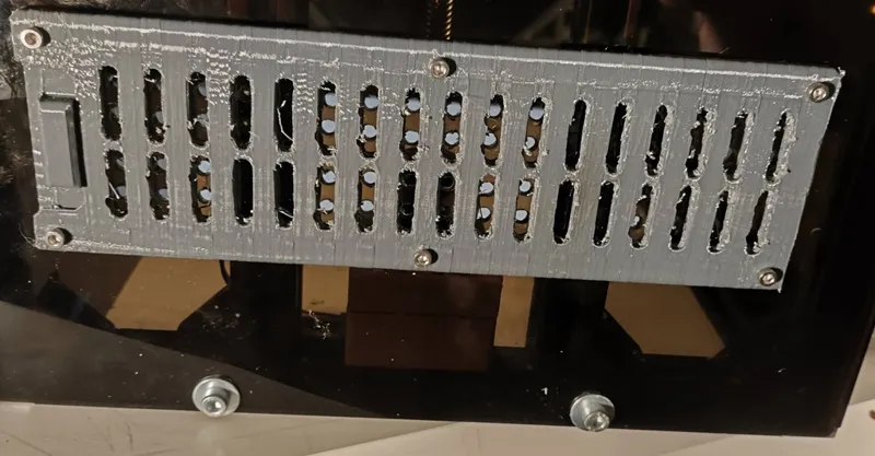Closeable sliding ventillation grille