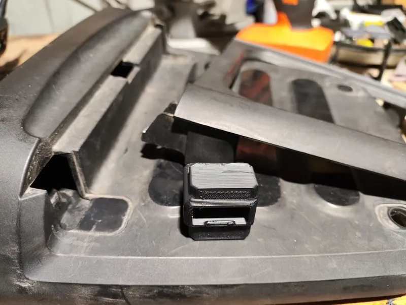 Quick mount helmet holder for Svartpilen 401