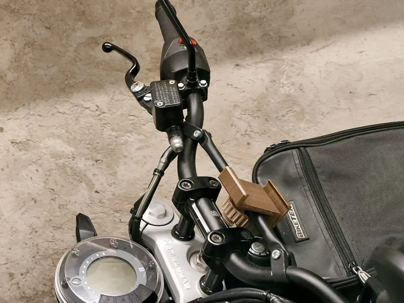 Compact mobile phone handlebars crossbar mount