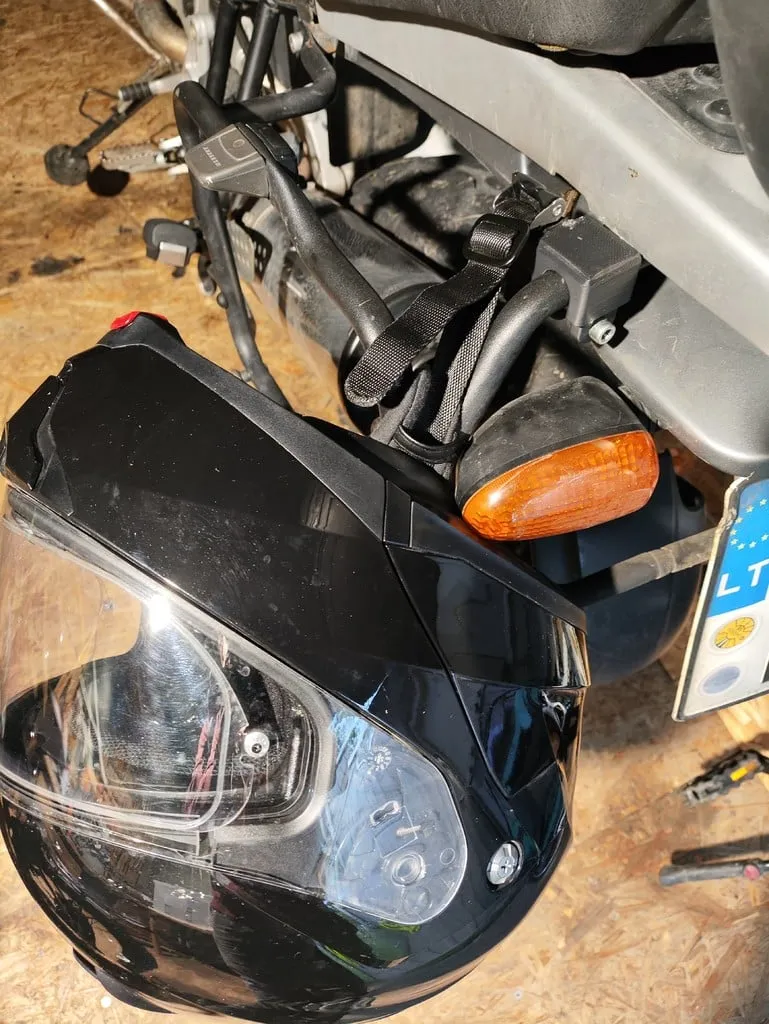 Quick mount helmet holder for luggage racks
