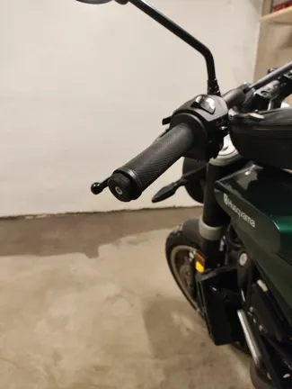 Husqvarna Svartpilen 401 narrower bar ends