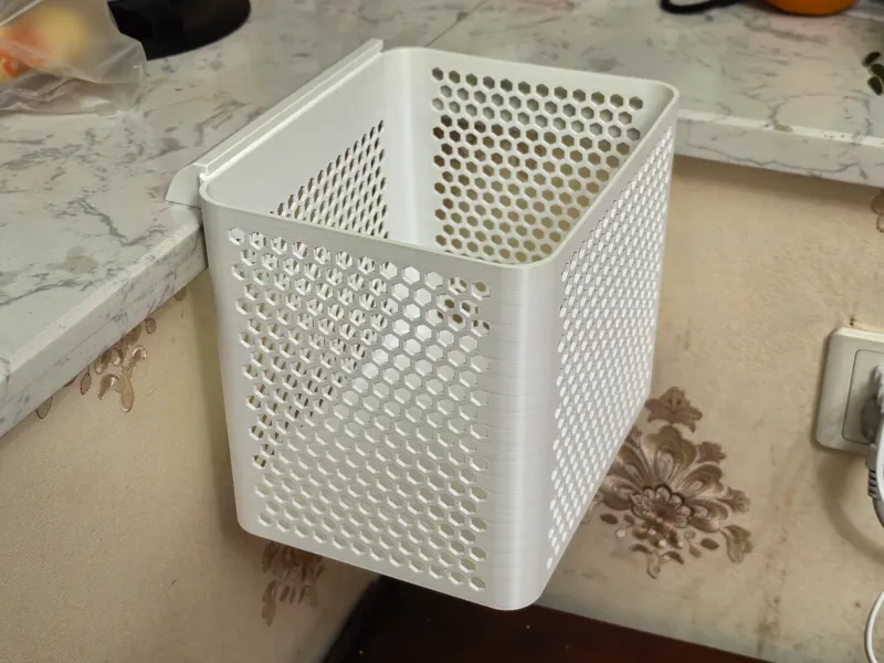 桌边垃圾篓 可以贴在桌边或者窗台等地方使用的垃圾篓 建议使用PETG打印