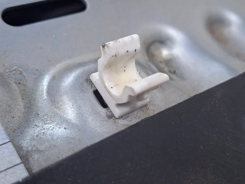 Fiat Croma hood rod clip