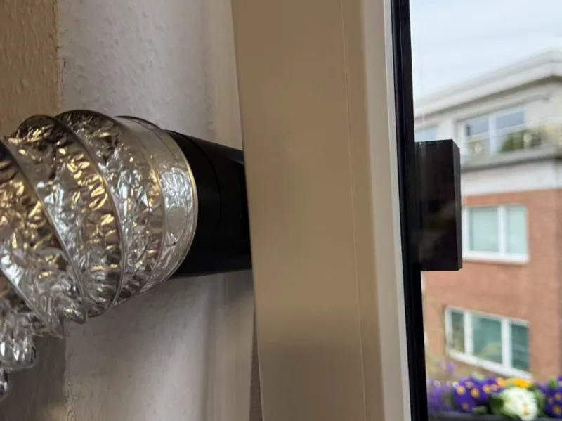 Extraction system for tilt windows