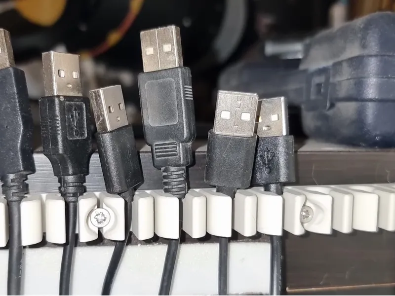USB_Kabelhalter_Leiste