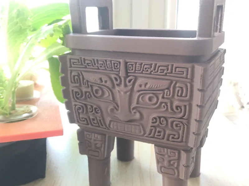 青铜器风格的花盆