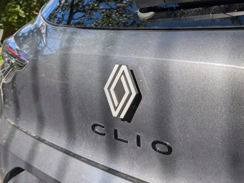 Clio 5 swappable rear logo replacement