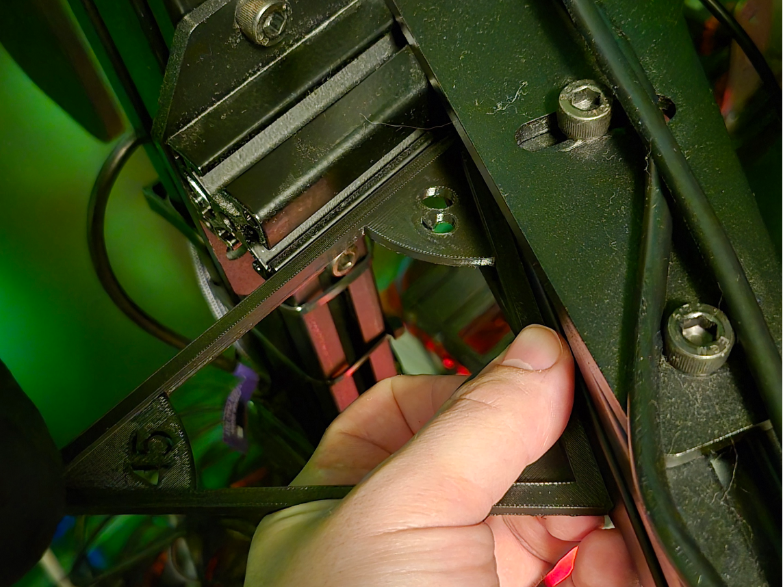 Alignment tool for angle adjustment triple screen