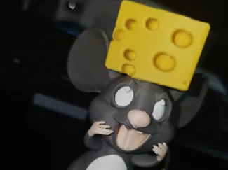 Ratte Tony mit Käse auf dem Kopf